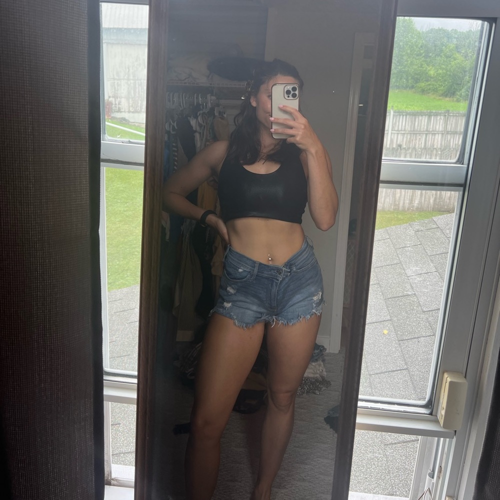 Medium -> Light washed jean shorts